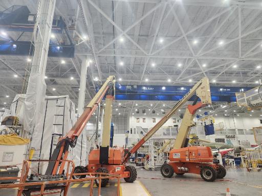Nacelles élévatrices dans un hall manufacturier