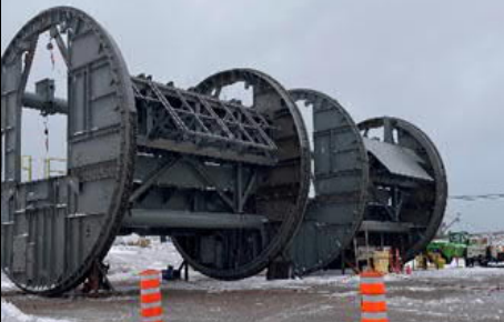 Structures industrielles lourdes en assemblage sur un chantier hivernal