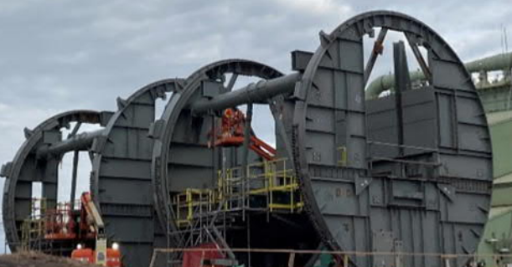 Grue et équipements de levage autour de structures en acier